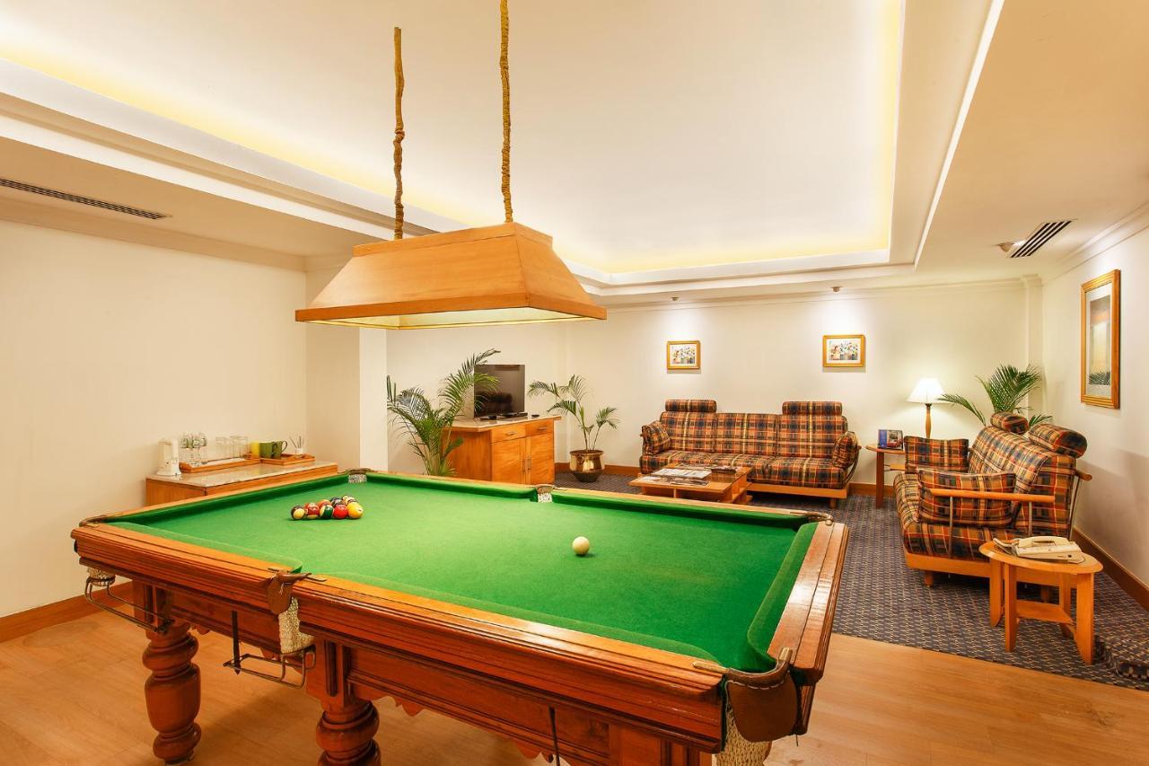 Trident Chennai Hotel Exterior photo A pool table
