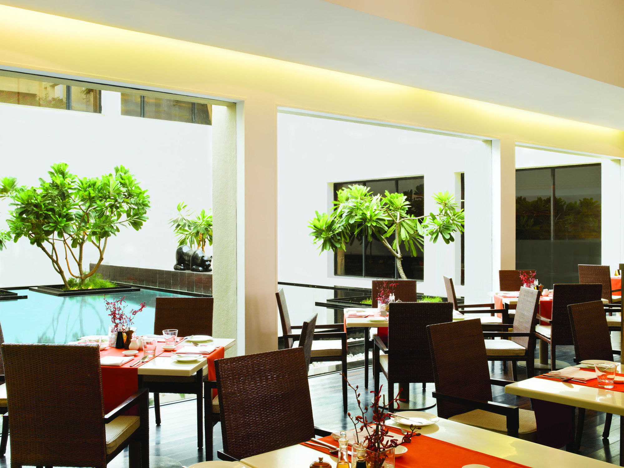 Trident Chennai Hotel Restaurant photo The interior of the restaurant