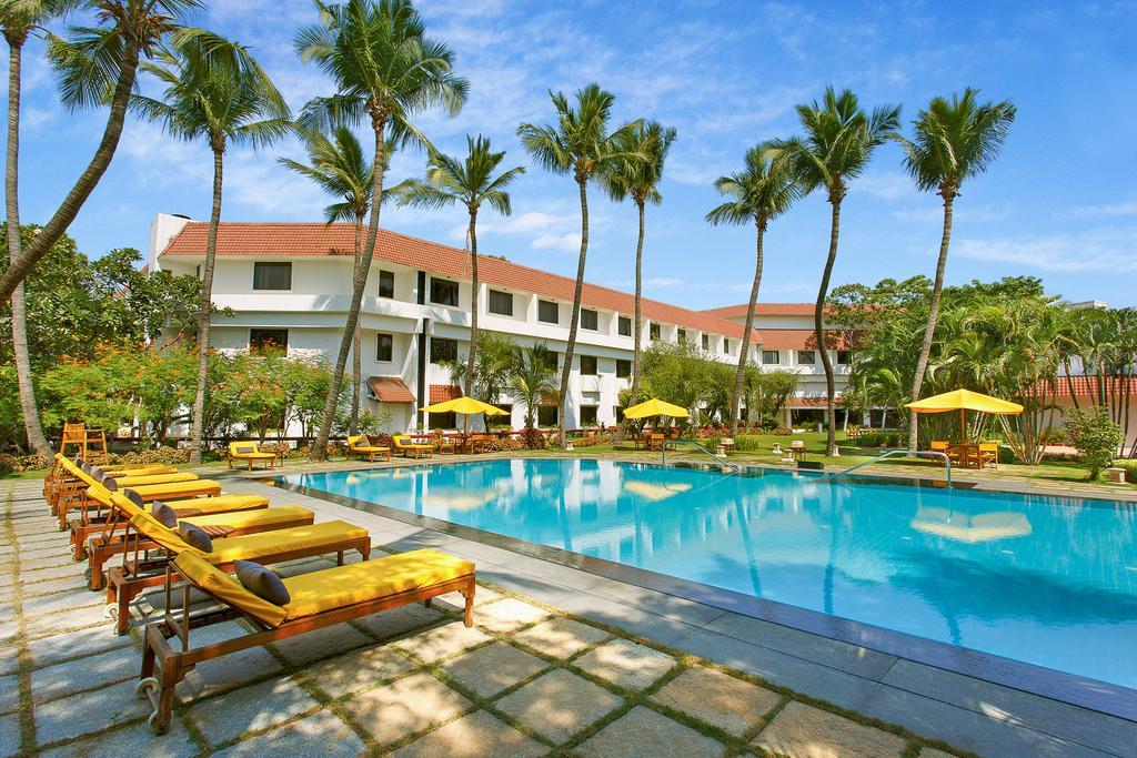 Trident Chennai Hotel Exterior photo The pool at the hotel