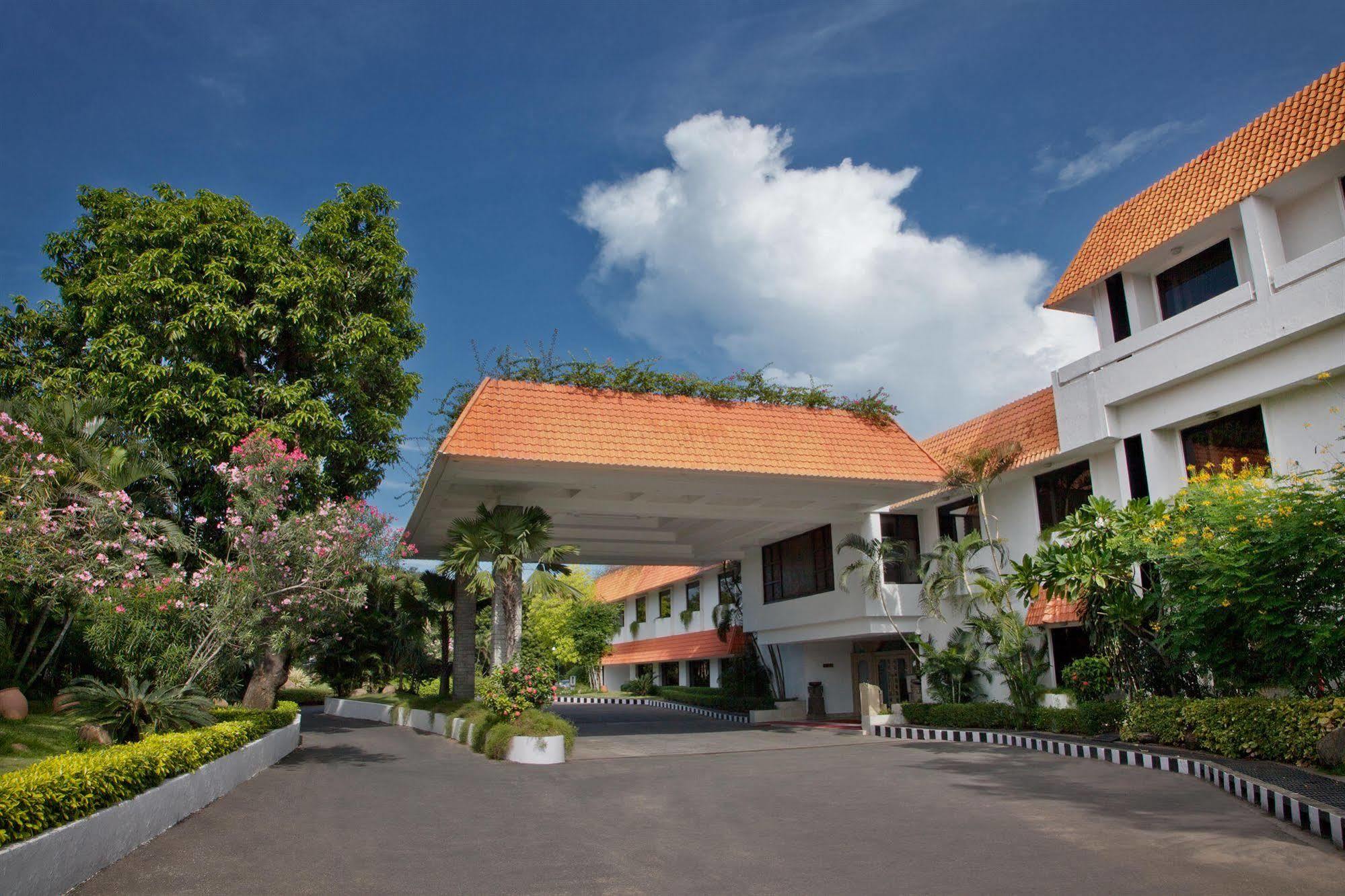 Trident Chennai Hotel Exterior photo The main building of the university